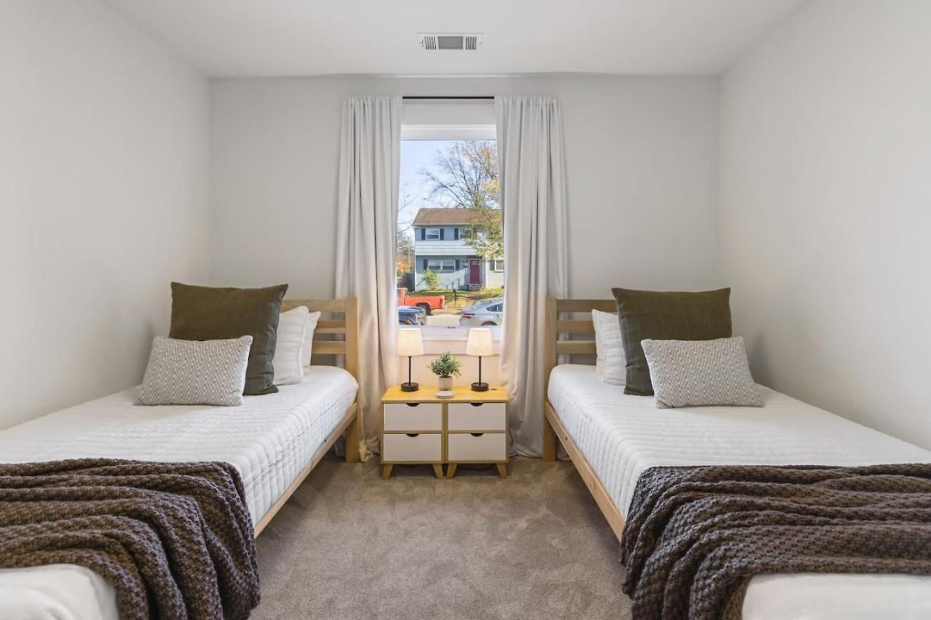 Walk To Restaurants Outdoor Patio With Grill And Fit Pit 1 Mile To Stadium And Downtown Holiday home *