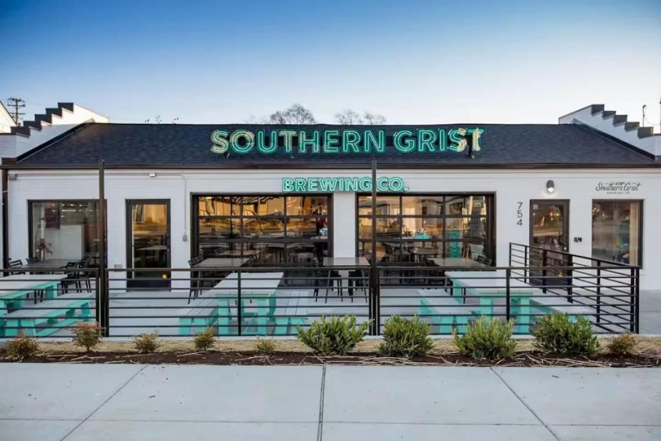 Walk To Restaurants Outdoor Patio With Grill And Fit Pit 1 Mile To Stadium And Downtown *