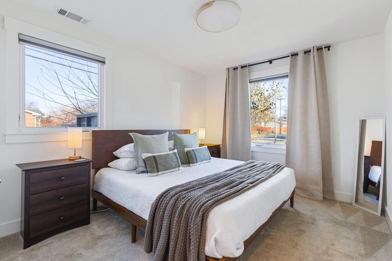 Walk To Restaurants Outdoor Patio With Grill And Fit Pit 1 Mile To Stadium And Downtown