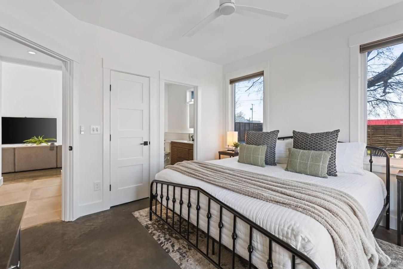 Walk To Restaurants Outdoor Patio With Grill And Fit Pit 1 Mile To Stadium And Downtown Holiday home *