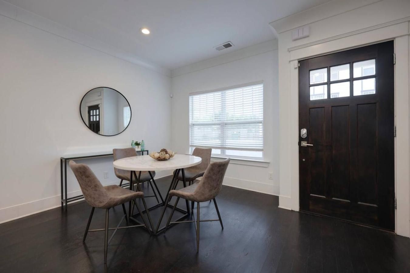 Two Elegant Townhomes Perfect For Large Groups Holiday home Nashville
