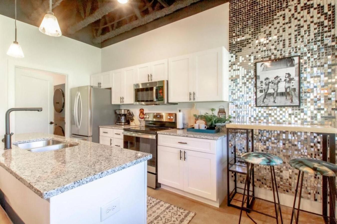 Vibrant Retreat - South Apartment
