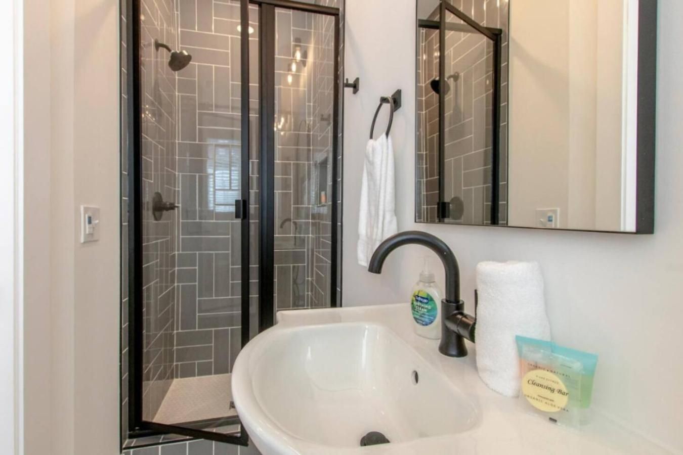 Holiday home Jazz Junction 4 Bedrooms 7 Beds 7 Mins To Broadway