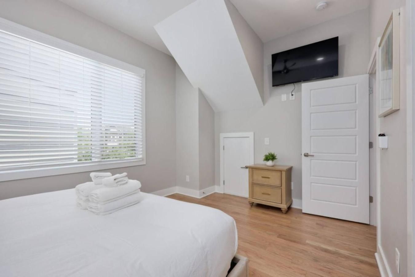 Urban Escape Rooftop Lounge With Skyline Views *