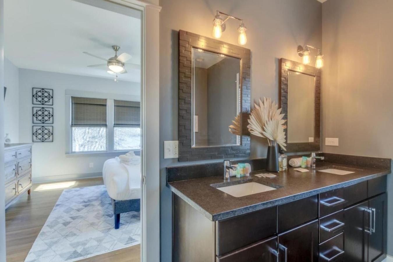 Cleveland Park Charmer- Full Kitchen- Private Yard Holiday home *