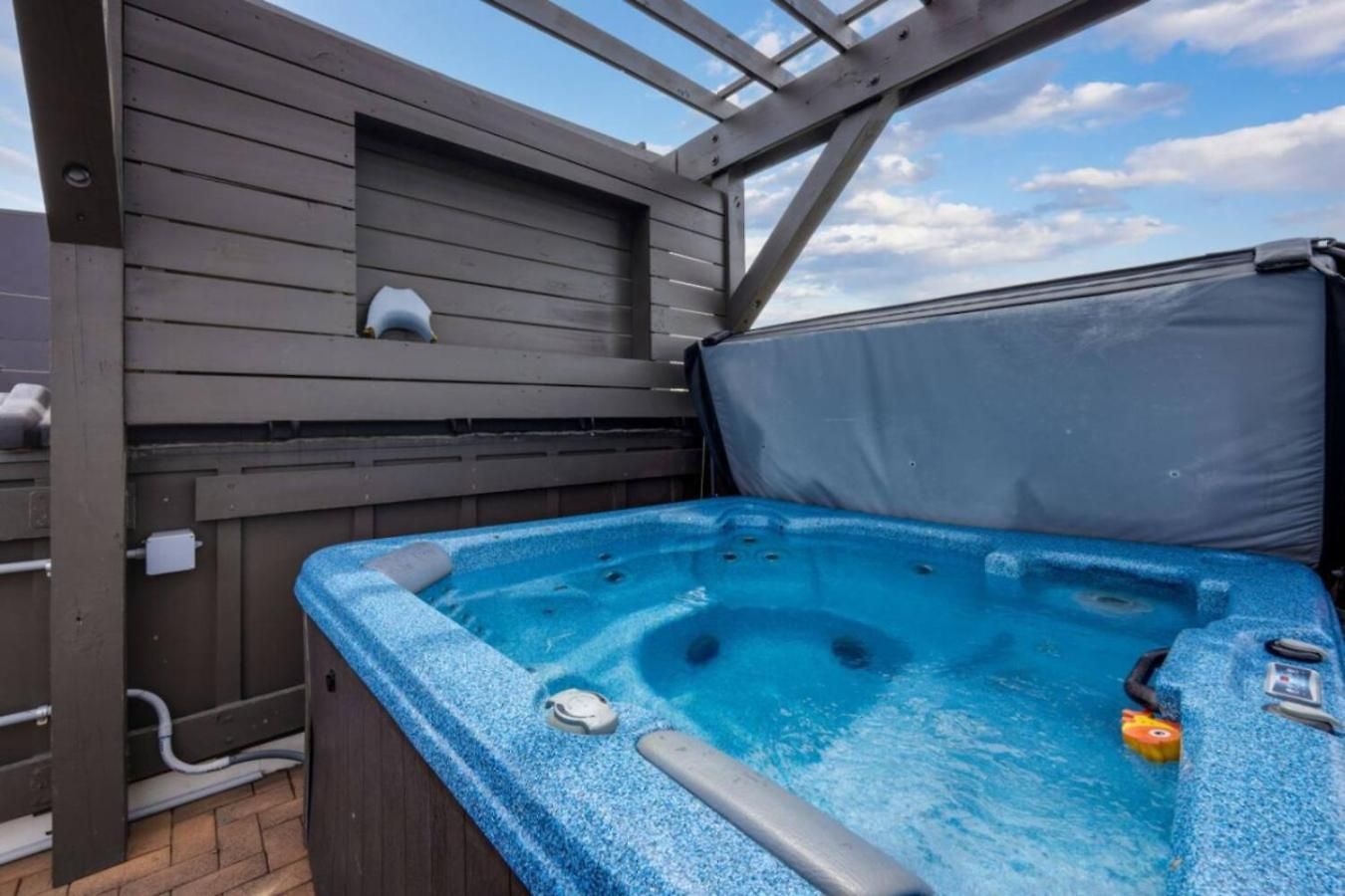 Blue Horizon - Hot Tub - Dual Rooftop Balconies *