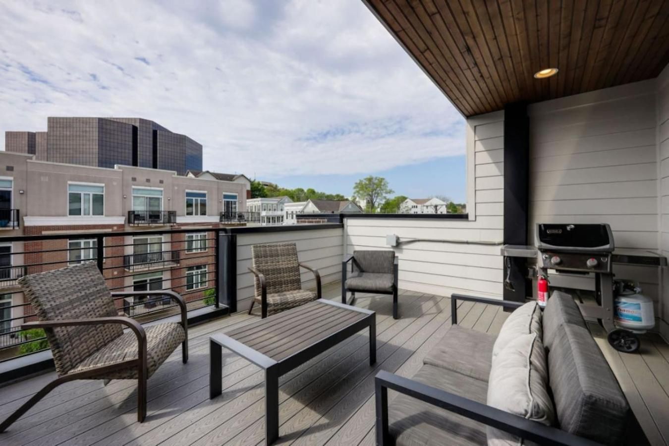 Rhythmic Retreat Rooftop Lounge 4 Bedroom 4.5 Bath Holiday home *