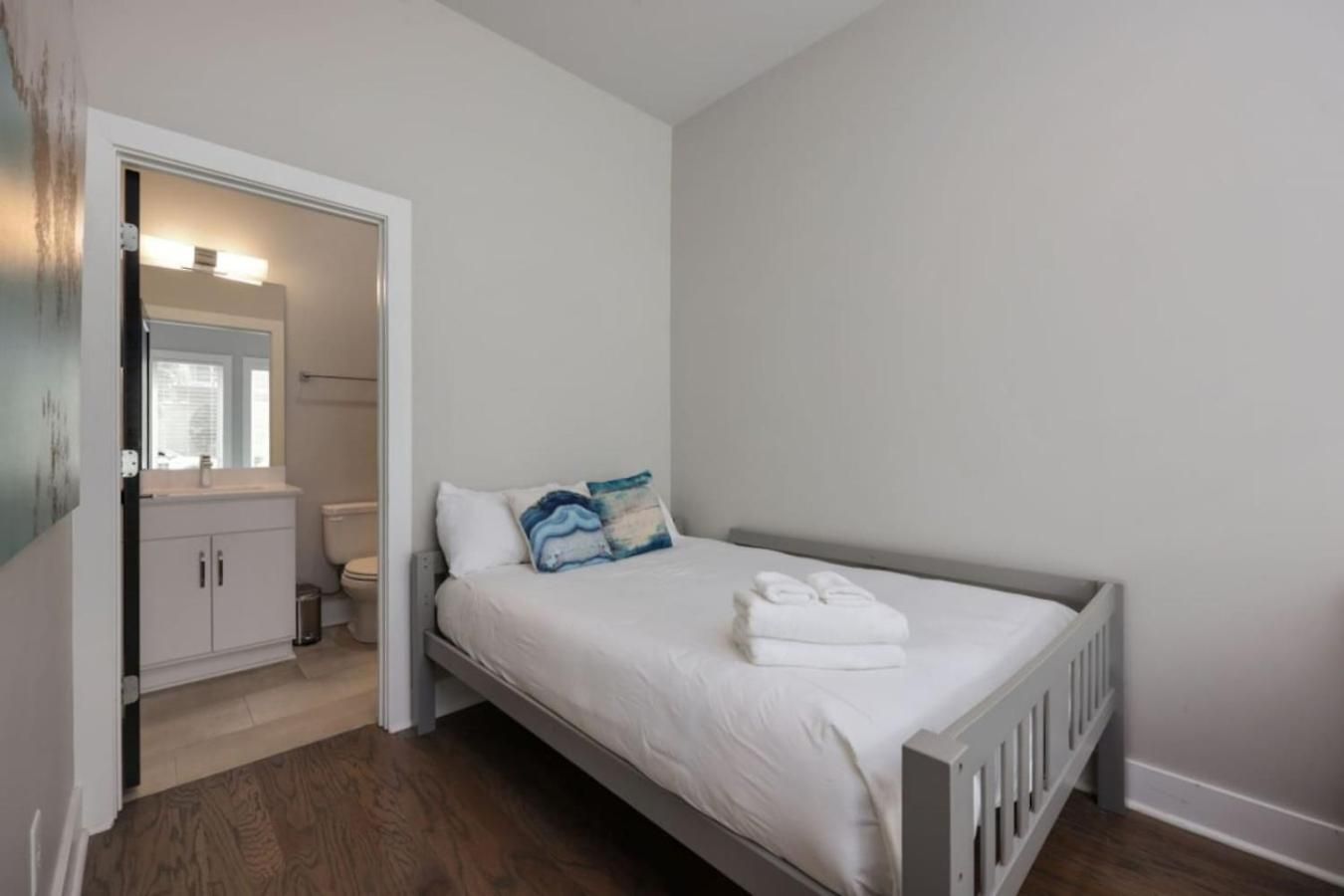 Rhythmic Retreat Rooftop Lounge 4 Bedroom 4.5 Bath Holiday home *