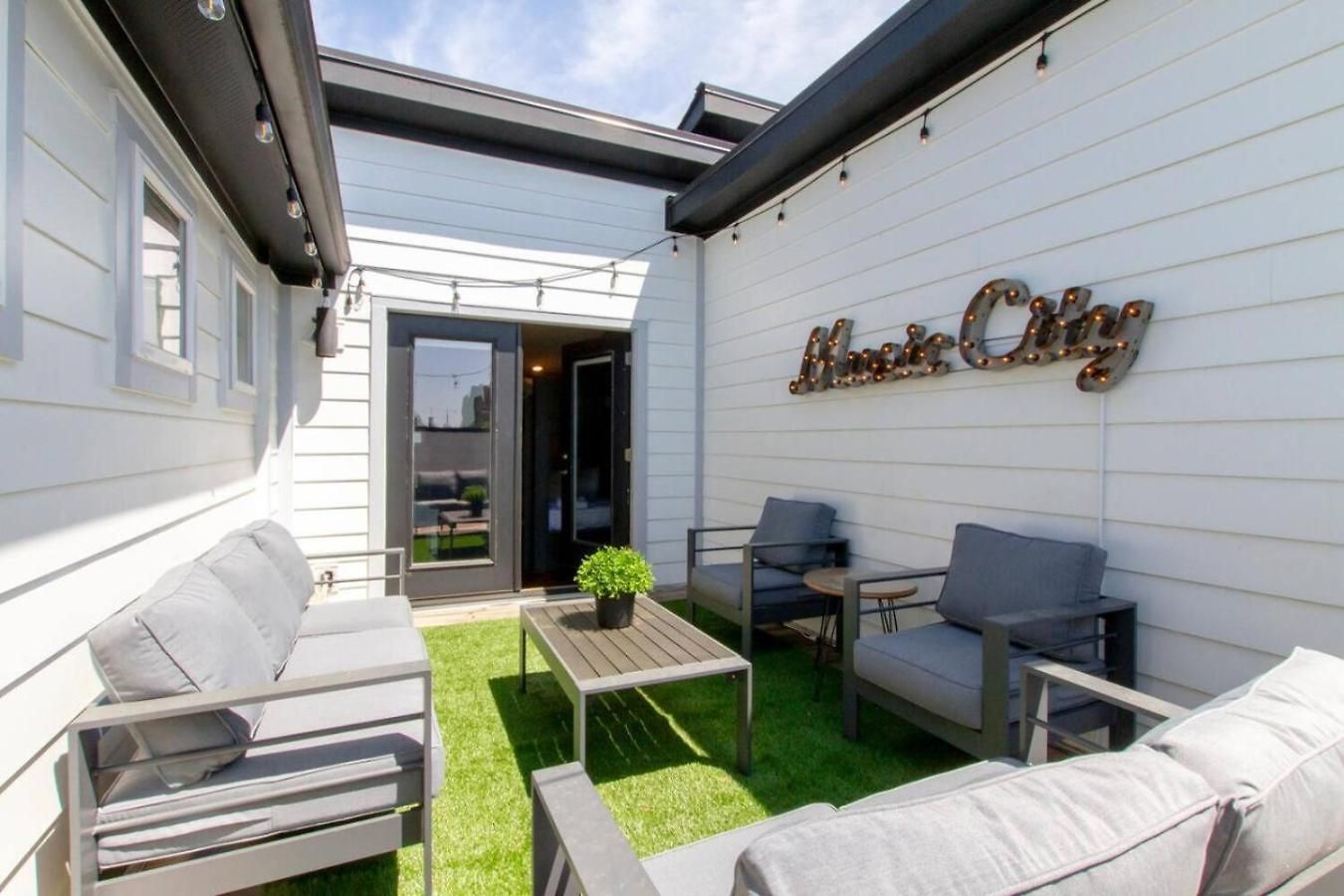 Holiday home Two Townhomes Rooftop Patios Hillsboro Village *