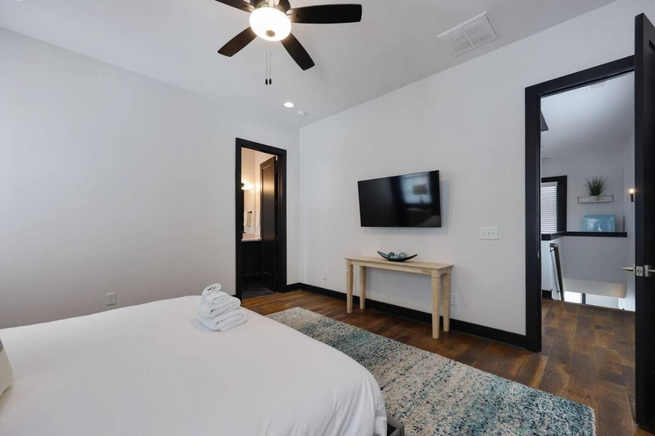 Two Townhomes- Rooftop Lounge- Hot Tub- Views Holiday home Nashville