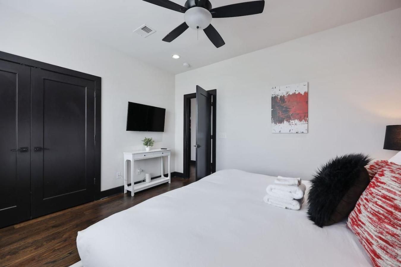 Holiday home Two Townhomes- Rooftop Lounge- Hot Tub- Views *