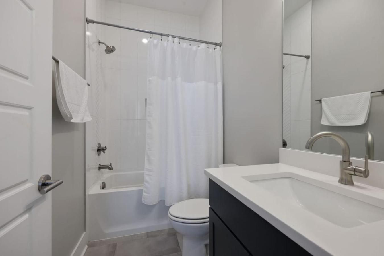 Two Townhomes Rooftop Lounges With Skyline Views Holiday home