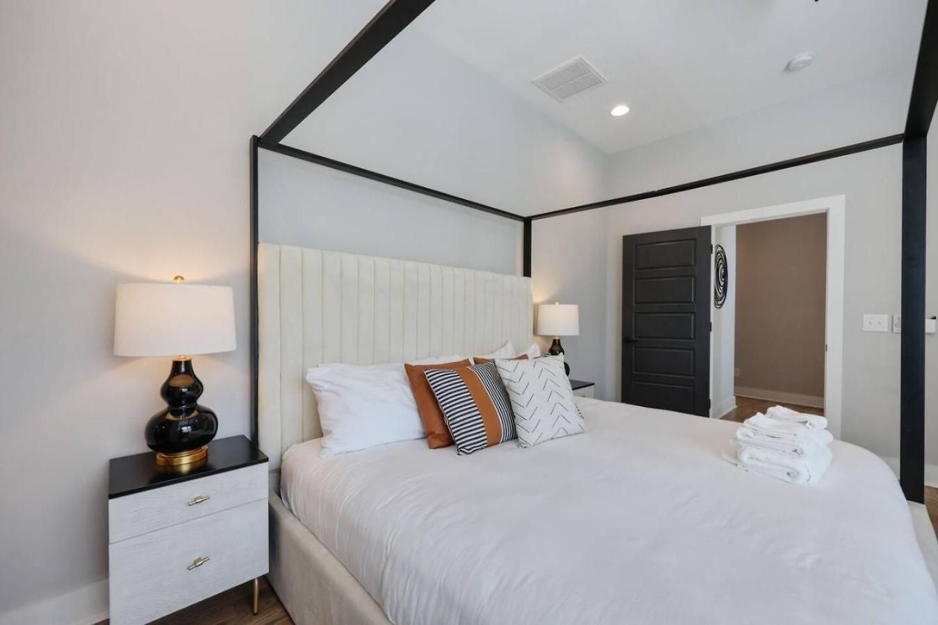 Holiday home Two Townhomes Rooftop Lounges With Skyline Views
