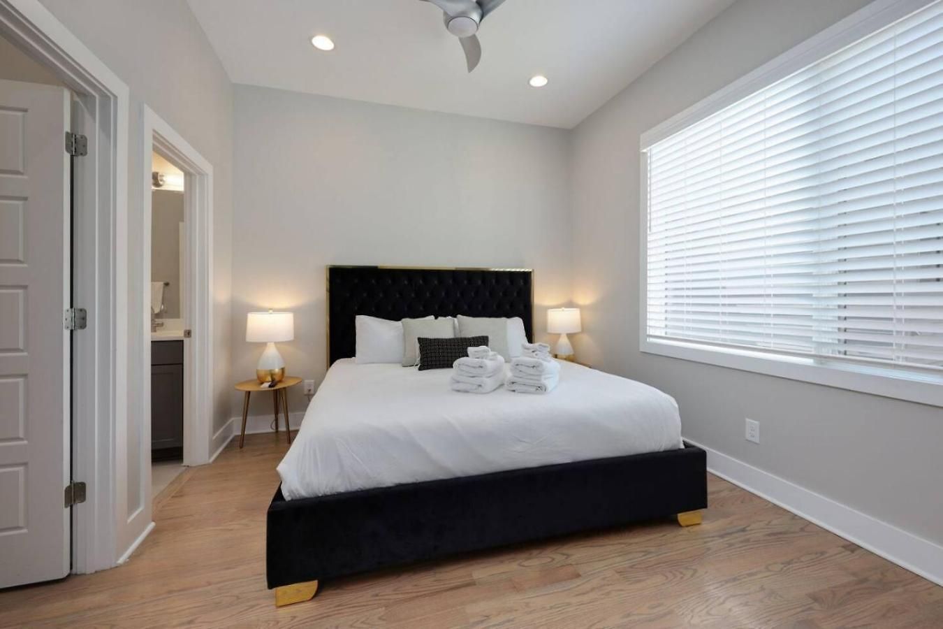 Two Townhomes- Rooftop Lounges- Hot Tub- Game Holiday home *