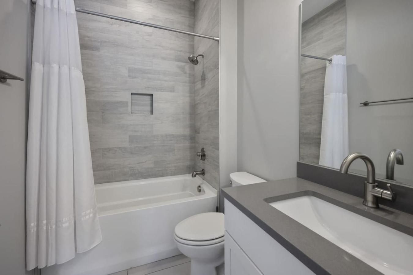 Two Townhomes- Rooftop Lounges- Hot Tub- Game Holiday home *