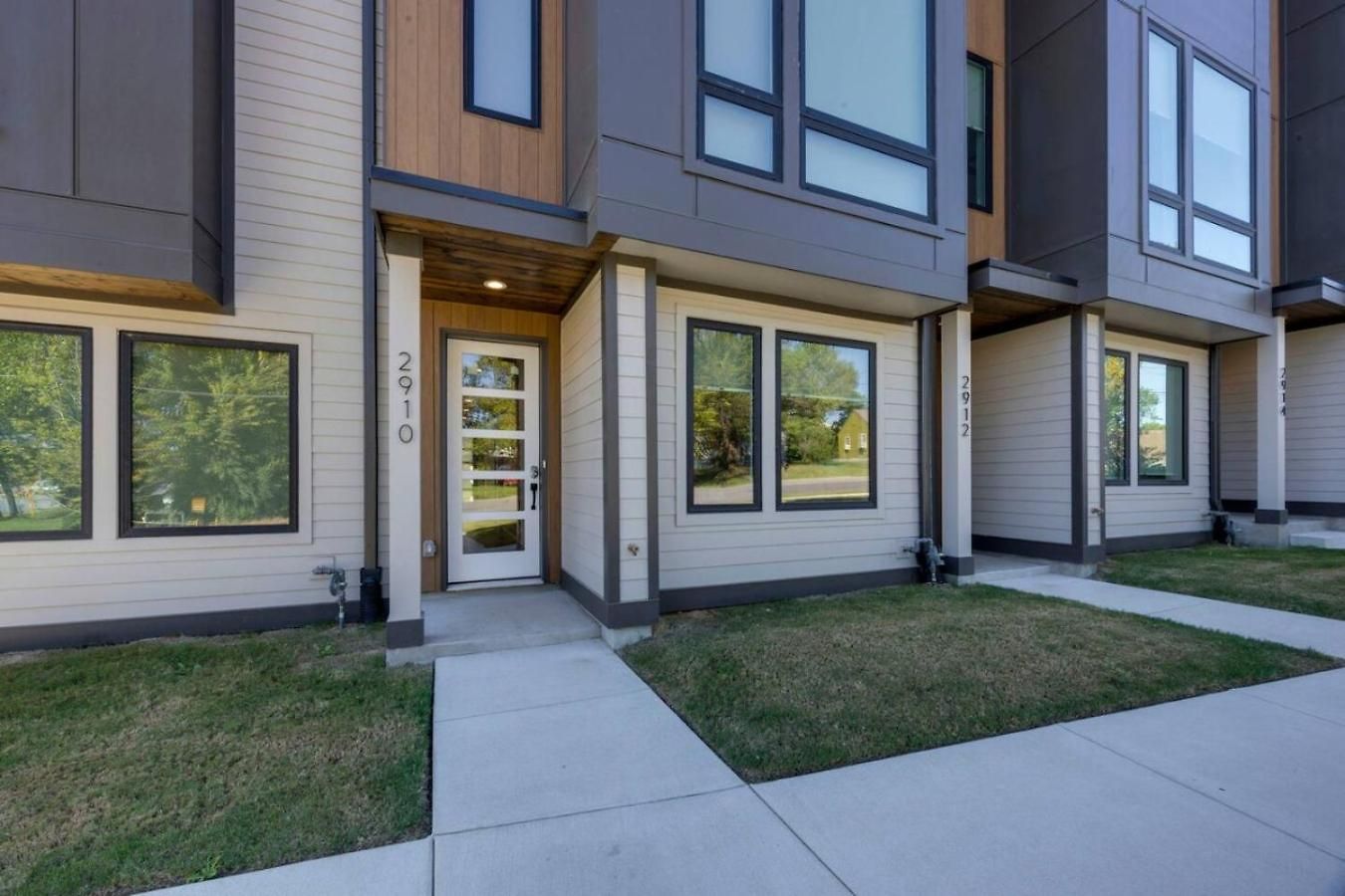Music Abode And Cowgirl Up Dual Townhomes *