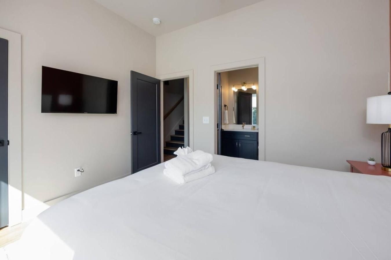 Music Abode And Cowgirl Up Dual Townhomes *