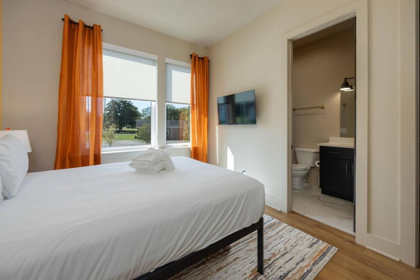 Music Abode And Cowgirl Up Dual Townhomes Holiday home