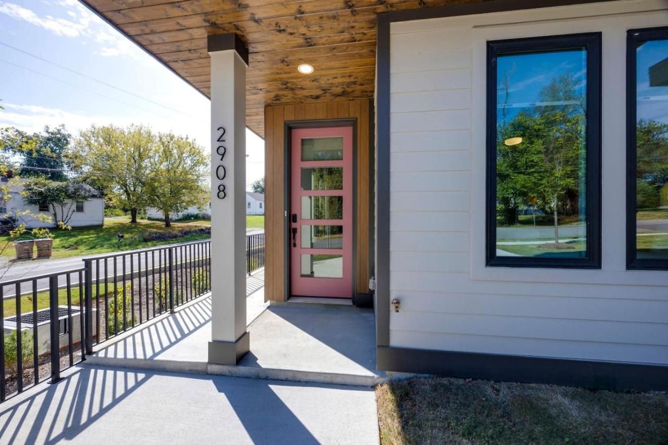 Music Abode And Cowgirl Up Dual Townhomes Holiday home