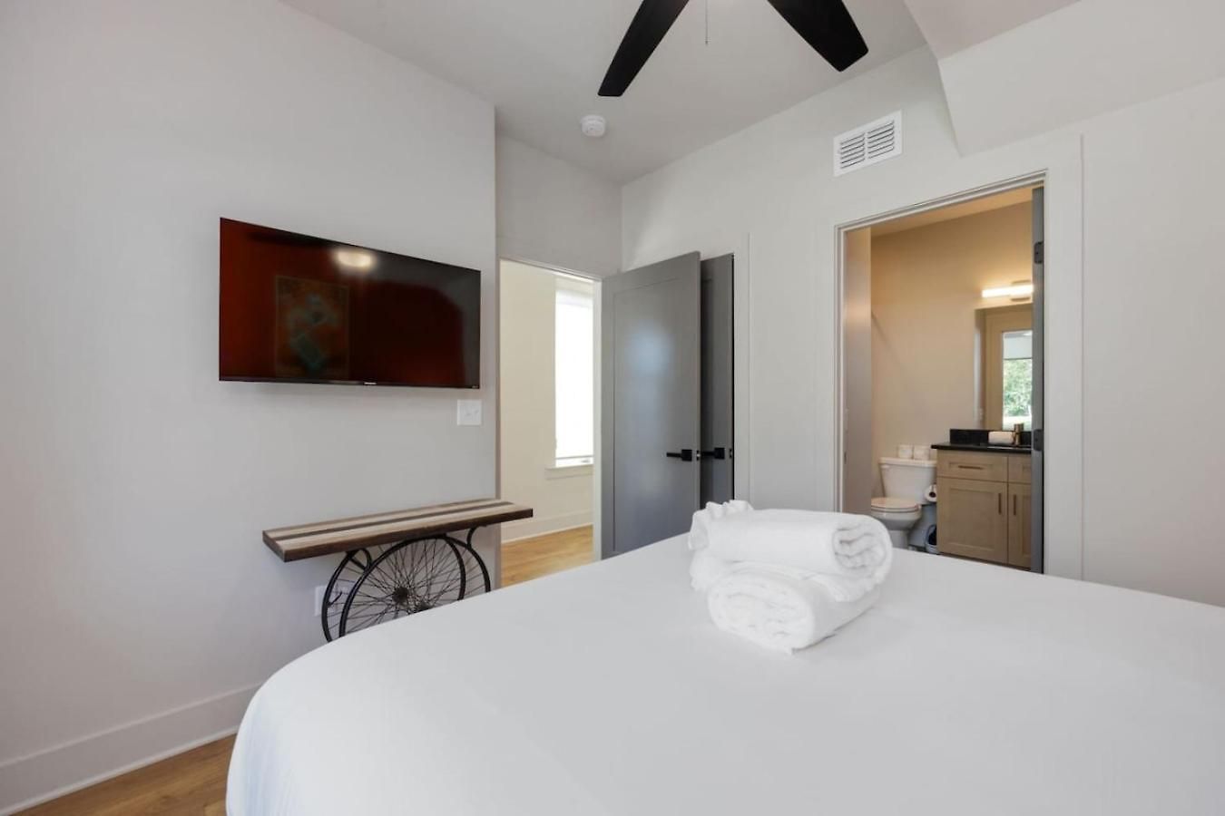 Music Abode And Cowgirl Up Dual Townhomes *