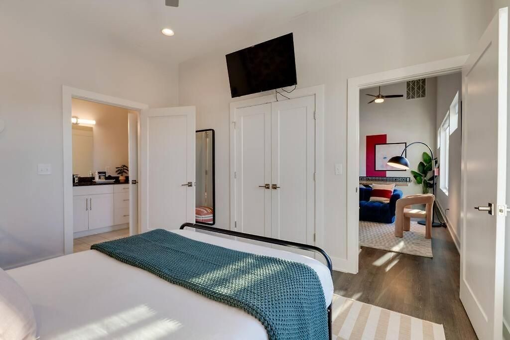 West End 4 Bd,4bath Walk To Bars-close To Broadway Apartment *