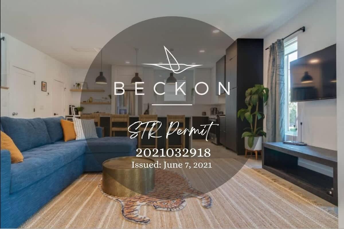 Stylish 3 Bed Retreat, Rooftop, Parking, Sleeps 10, Ensuite Baths, Bunk Room, Gourmet Kitchen, Cozy Living Space, Rooftop Views & Fire Table, Near Downtown, Distilleries & Marathon Village, 24 Hr Hospitality *
