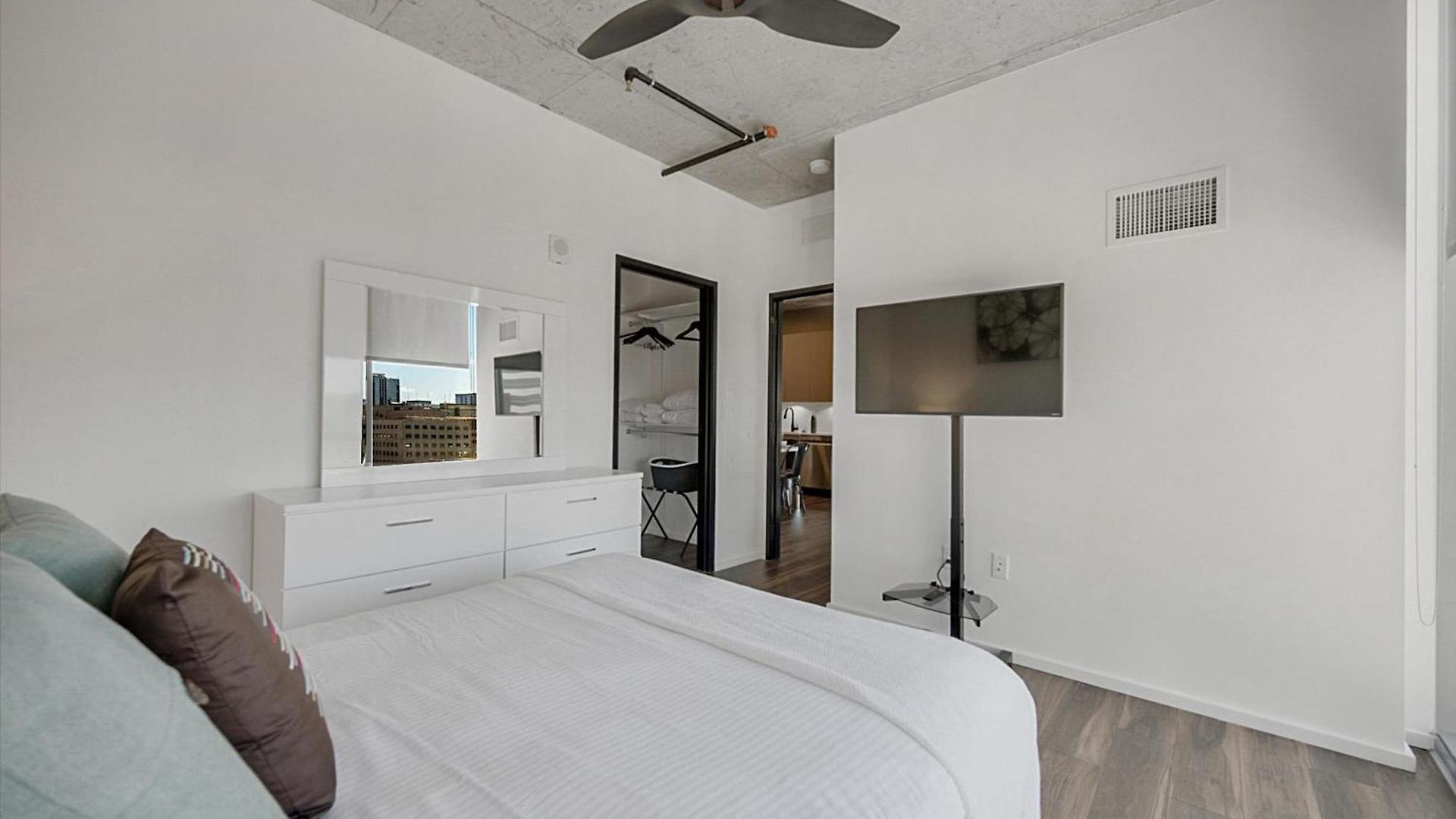 Global Luxury Downtown Apartment