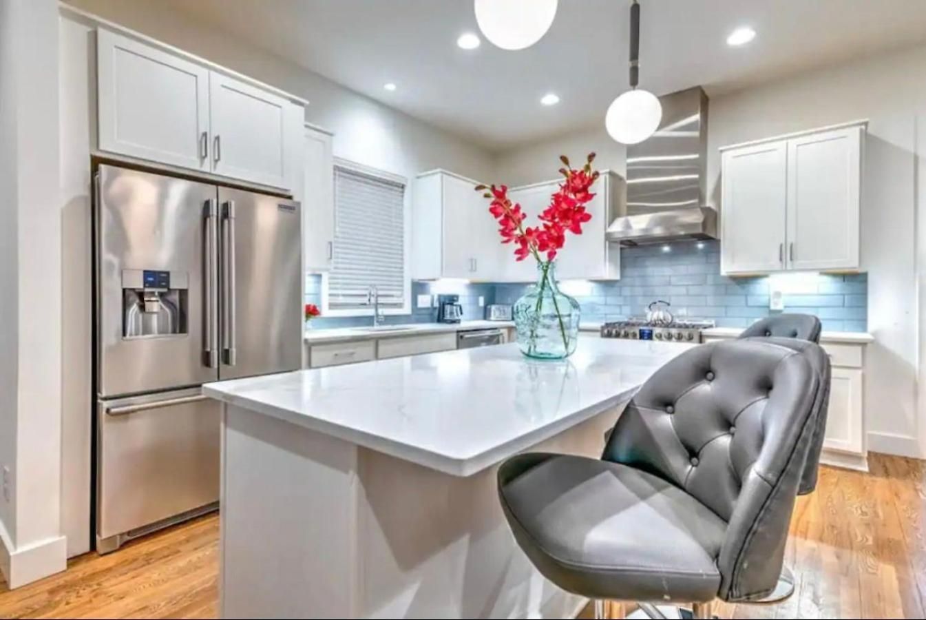 New 4bdrm House With Views, Pool Table, 5min To Downtown! Sleeps 22! Holiday home