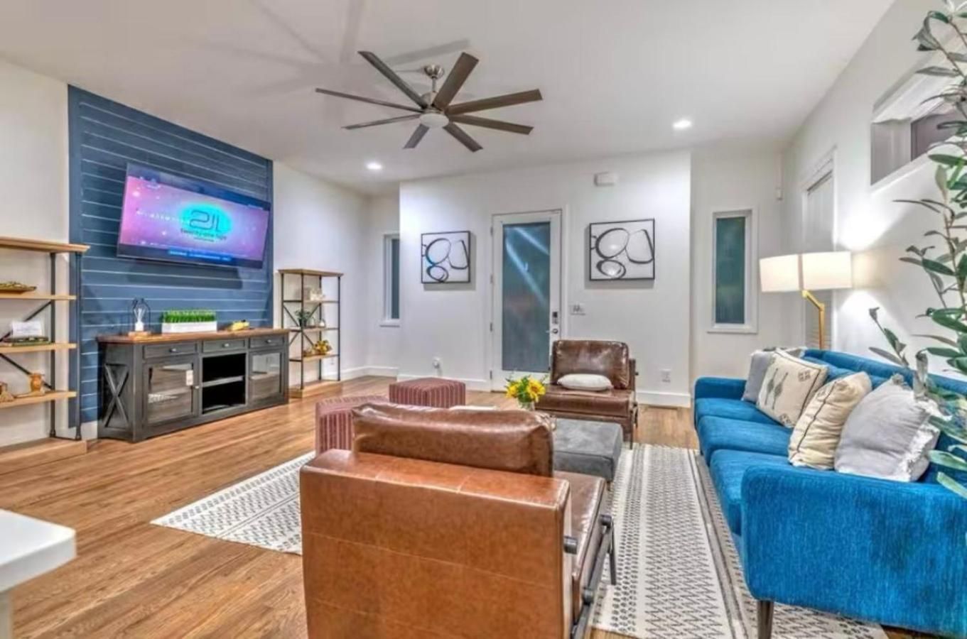 Holiday home New 4bdrm House With Views, Pool Table, 5min To Downtown! Sleeps 22!