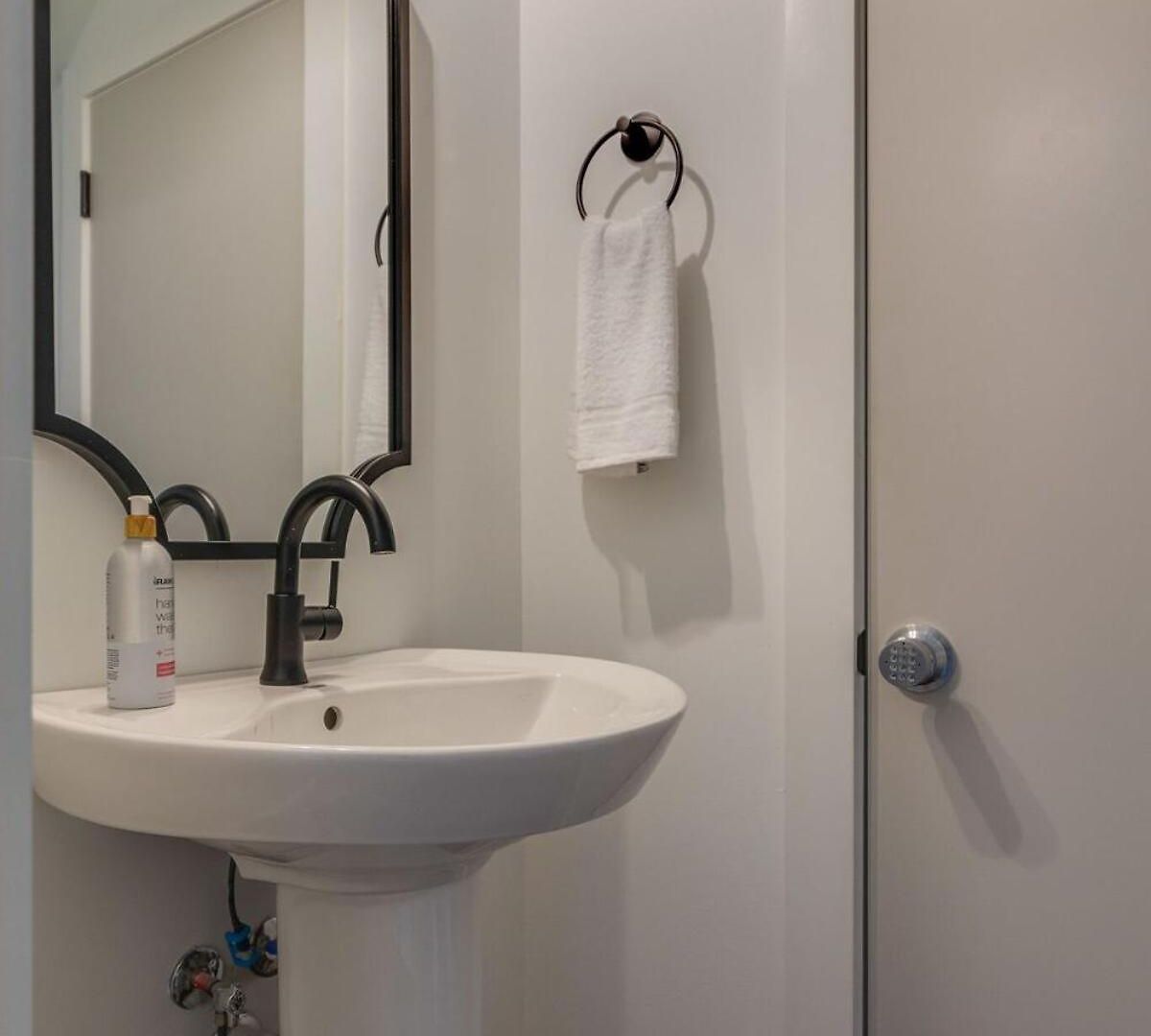 7br Retreat, Rooftops, Garages, Walkable To Faves 5 Mins To Nissan Stadium, Less Than 10 Mins To Broadway, 24 Hr Hospitality, Great For Groups Holiday home *
