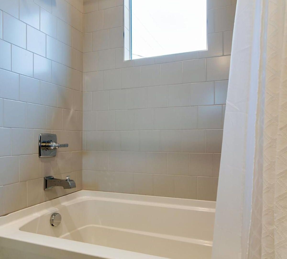 Spacious 4br, Rooftop Patio, Garage, Walk To Faves, 5 Mins To Nissan Stadium, Less Than 10 Mins To Broadway, 24 Hr Hospitality, Great For Groups Holiday home Nashville