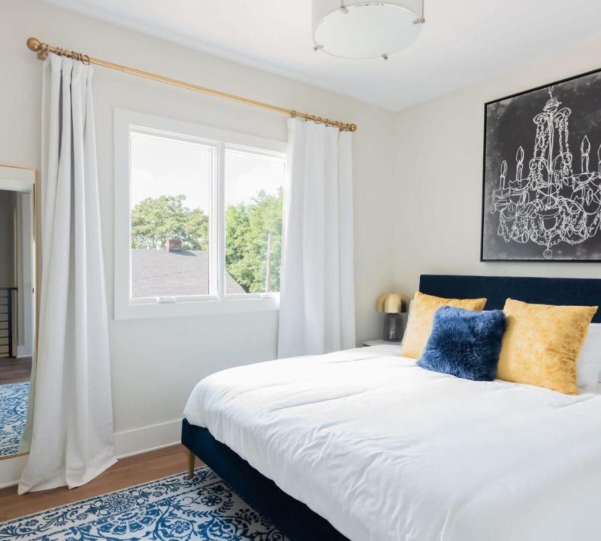 Spacious 4br, Rooftop Patio, Garage, Walk To Faves, 5 Mins To Nissan Stadium, Less Than 10 Mins To Broadway, 24 Hr Hospitality, Great For Groups Nashville