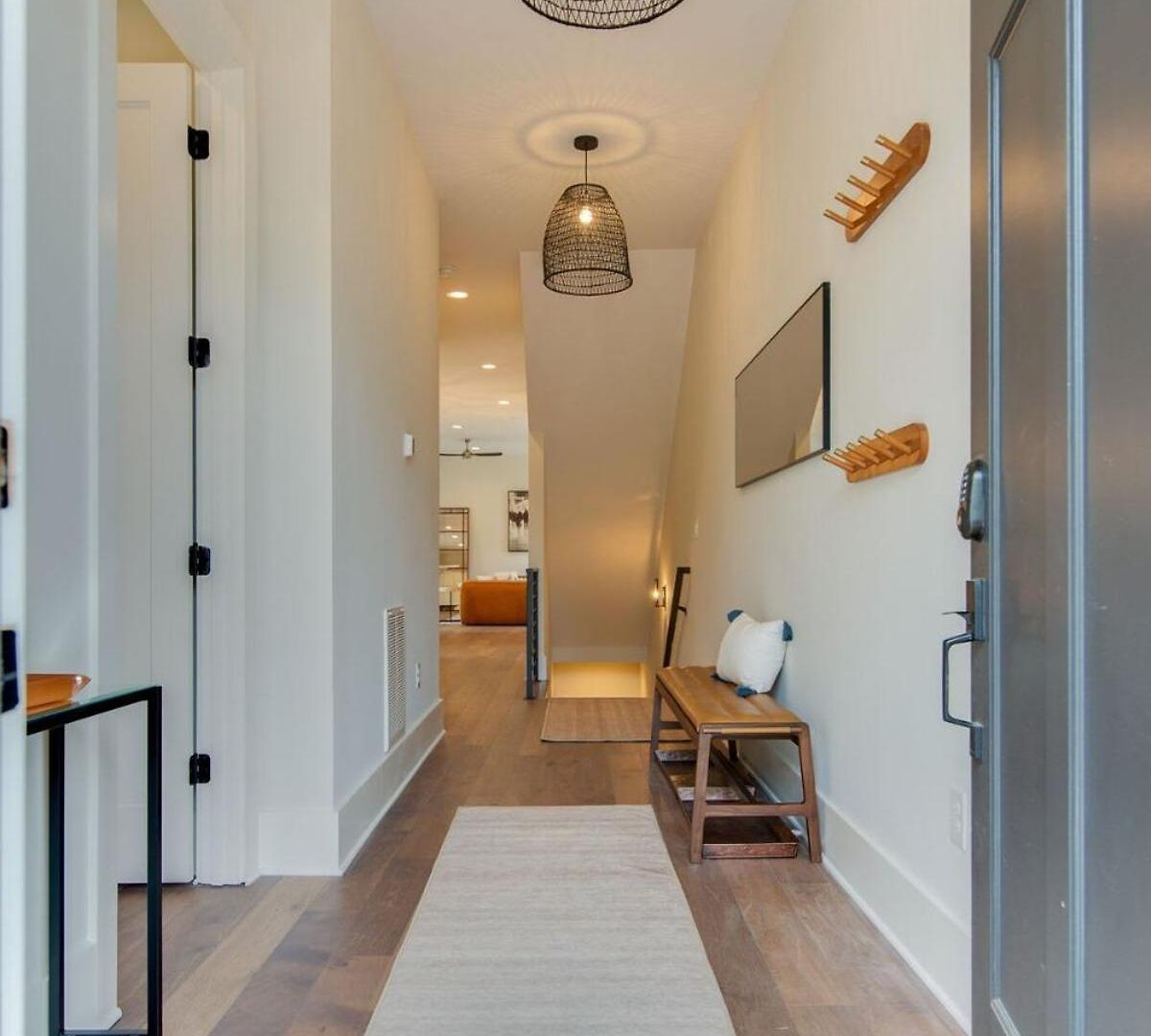 Spacious 4br, Rooftop Patio, Garage, Walk To Faves, 5 Mins To Nissan Stadium, Less Than 10 Mins To Broadway, 24 Hr Hospitality, Great For Groups Holiday home