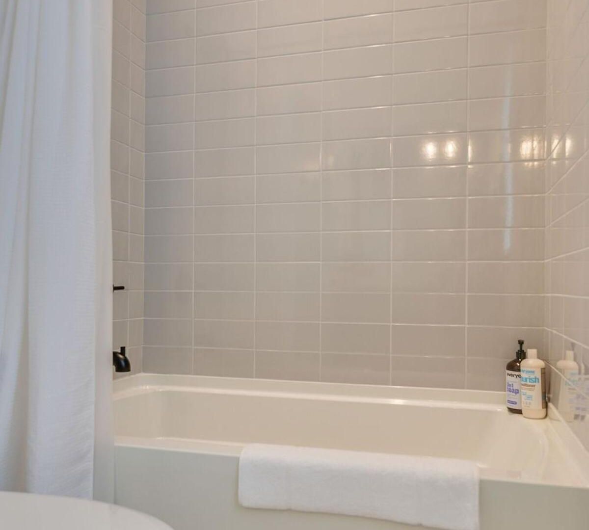 Holiday home 7br Retreat, Rooftops, Garages, Walkable To Faves 5 Mins To Nissan Stadium, Less Than 10 Mins To Broadway, 24 Hr Hospitality, Great For Groups