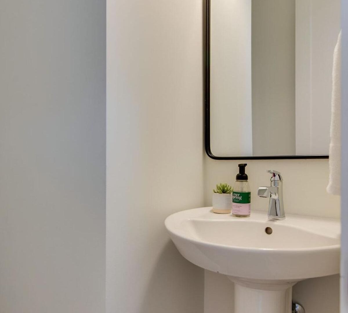 7br Retreat, Rooftops, Garages, Walkable To Faves 5 Mins To Nissan Stadium, Less Than 10 Mins To Broadway, 24 Hr Hospitality, Great For Groups Holiday home Nashville
