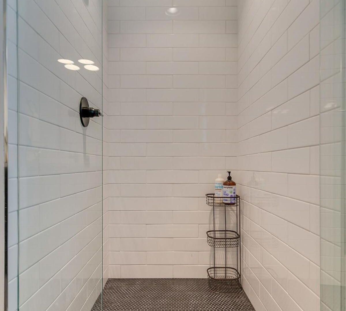 7br Retreat, Rooftops, Garages, Walkable To Faves 5 Mins To Nissan Stadium, Less Than 10 Mins To Broadway, 24 Hr Hospitality, Great For Groups Holiday home