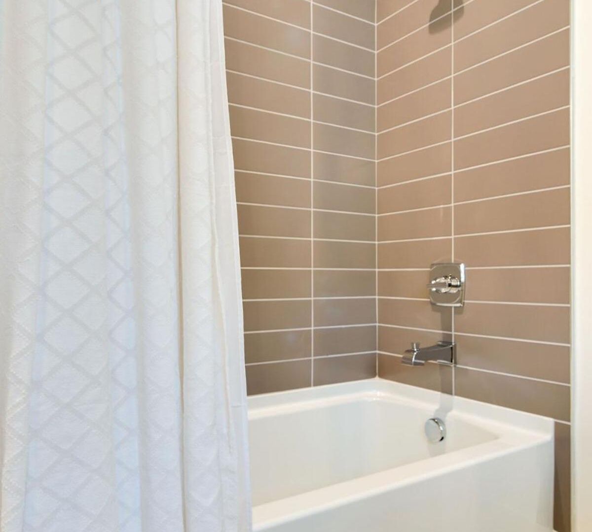 7br Retreat, Rooftops, Garages, Walkable To Faves 5 Mins To Nissan Stadium, Less Than 10 Mins To Broadway, 24 Hr Hospitality, Great For Groups Holiday home Nashville