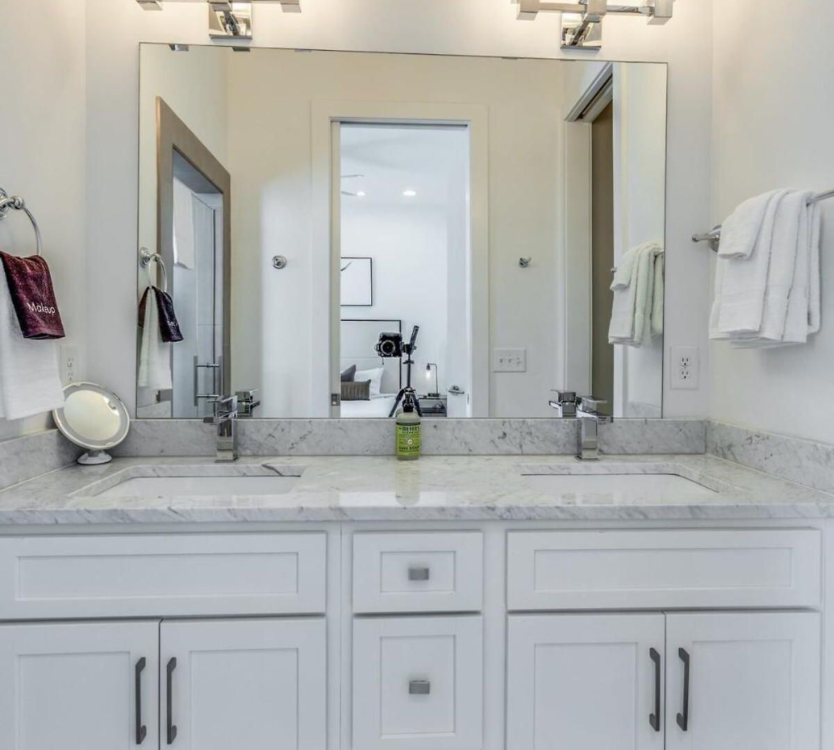 5 Mins To Belmont And Vandy, Rooftop Deck, Garage, 4 Bedroom With Rooftop And Grill, 10 Mins To Broadway, Perfect For Groups, 24 Hour Hospitality, Also Available For Long Term Holiday home *