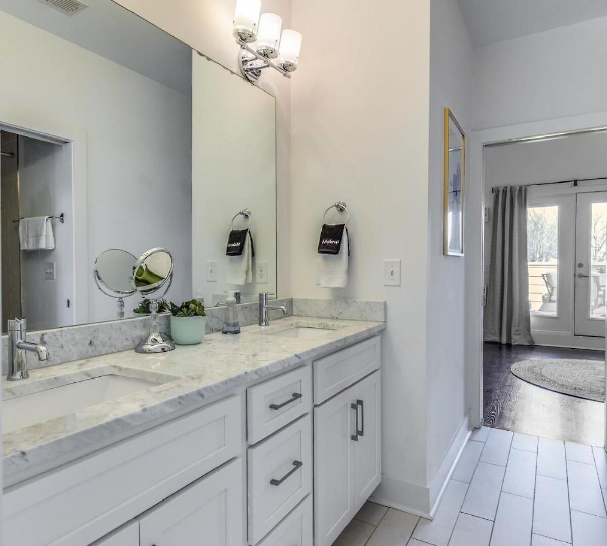 5 Mins To Belmont And Vandy, Rooftop Deck, Garage, 4 Bedroom With Rooftop And Grill, 10 Mins To Broadway, Perfect For Groups, 24 Hour Hospitality, Also Available For Long Term Nashville