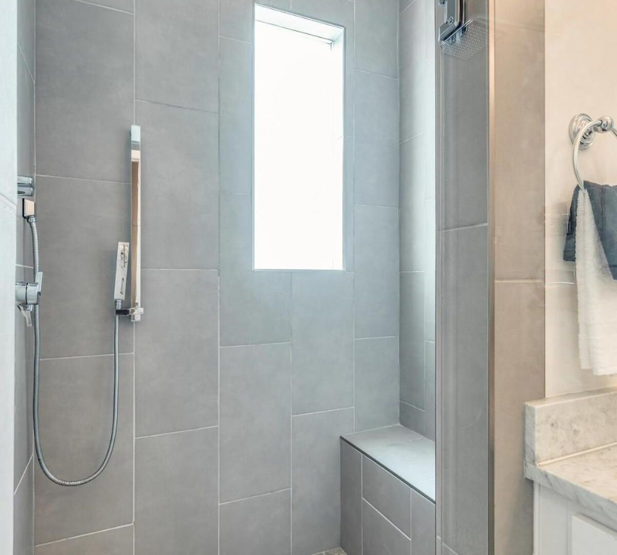 Holiday home 5 Mins To Belmont And Vandy, Rooftop Deck, Garage, 4 Bedroom With Rooftop And Grill, 10 Mins To Broadway, Perfect For Groups, 24 Hour Hospitality, Also Available For Long Term