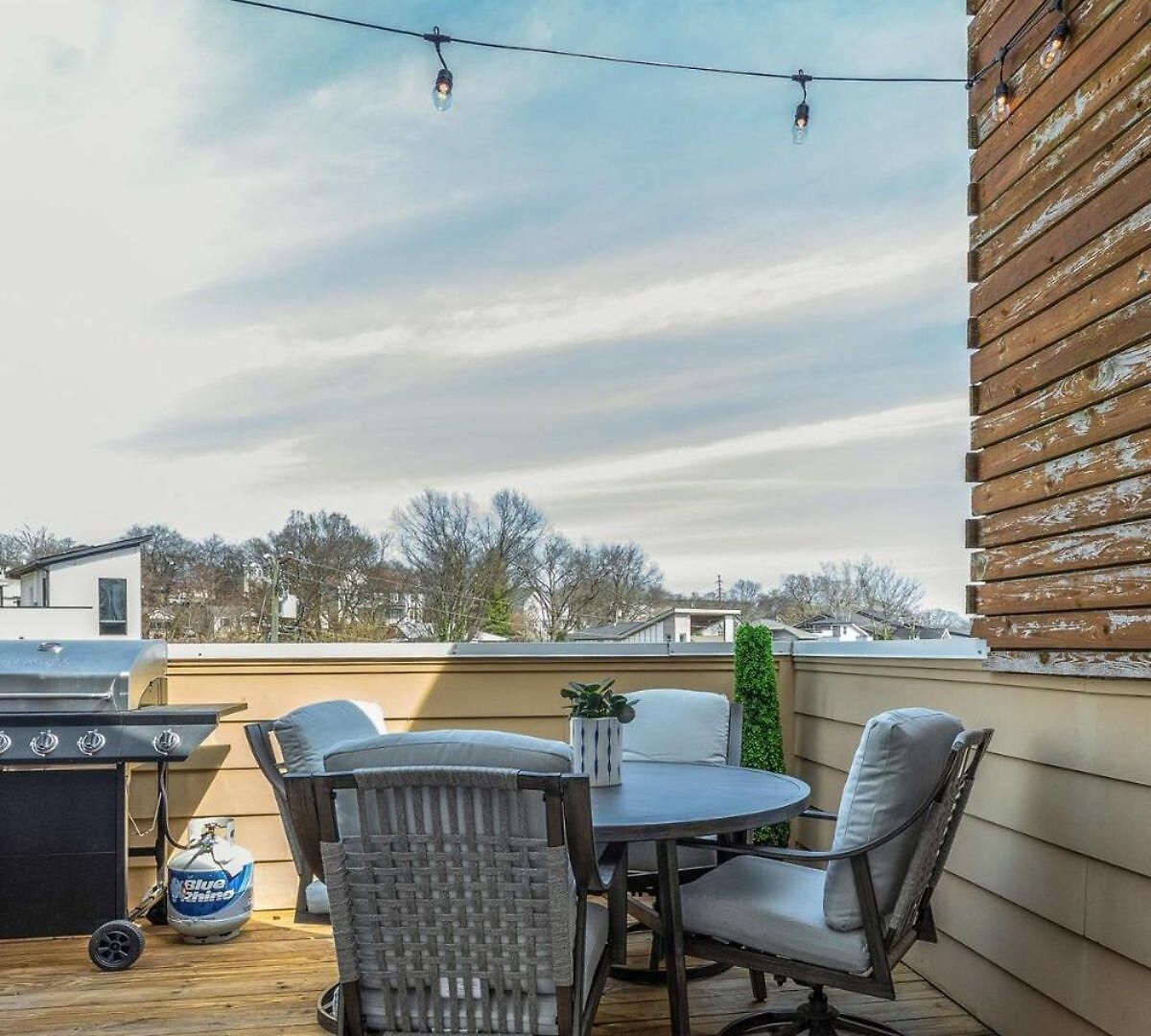Holiday home 5 Mins To Belmont And Vandy, Rooftop Deck, Garage, 4 Bedroom With Rooftop And Grill, 10 Mins To Broadway, Perfect For Groups, 24 Hour Hospitality, Also Available For Long Term *