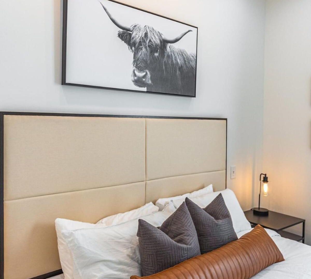 5 Mins To Belmont And Vandy, Rooftop Deck, Garage, 4 Bedroom With Rooftop And Grill, 10 Mins To Broadway, Perfect For Groups, 24 Hour Hospitality, Also Available For Long Term Holiday home Nashville
