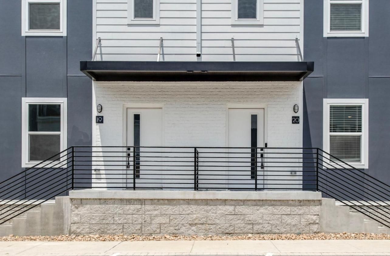 Classy, Cozy, Close To Downtown Apartment *