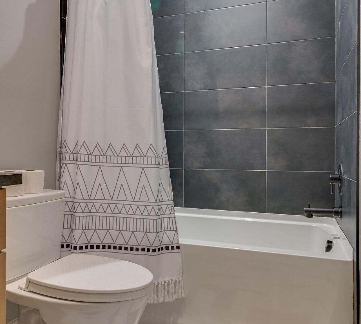 Holiday home Stylish 4bed Retreat With Rooftop, Garage, Peloton, Sleeps 12, Fire Table, Gourmet Kitchen, Cozy Living Space, Dedicated Parking, Near Distilleries, Marathon Village And Nightlife, Chic Skyline Views, 24 Hour Hospitality *