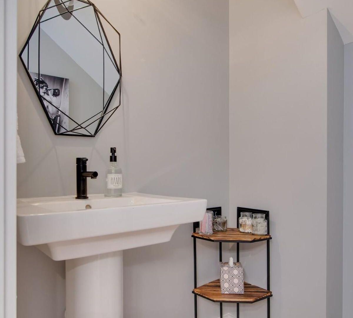 Stylish 4bed Retreat With Rooftop, Garage, Peloton, Sleeps 12, Fire Table, Gourmet Kitchen, Cozy Living Space, Dedicated Parking, Near Distilleries, Marathon Village And Nightlife, Chic Skyline Views, 24 Hour Hospitality Holiday home Nashville