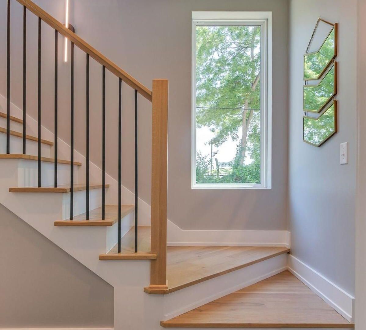 Stylish 4bed Retreat With Rooftop, Garage, Peloton, Sleeps 12, Fire Table, Gourmet Kitchen, Cozy Living Space, Dedicated Parking, Near Distilleries, Marathon Village And Nightlife, Chic Skyline Views, 24 Hour Hospitality *