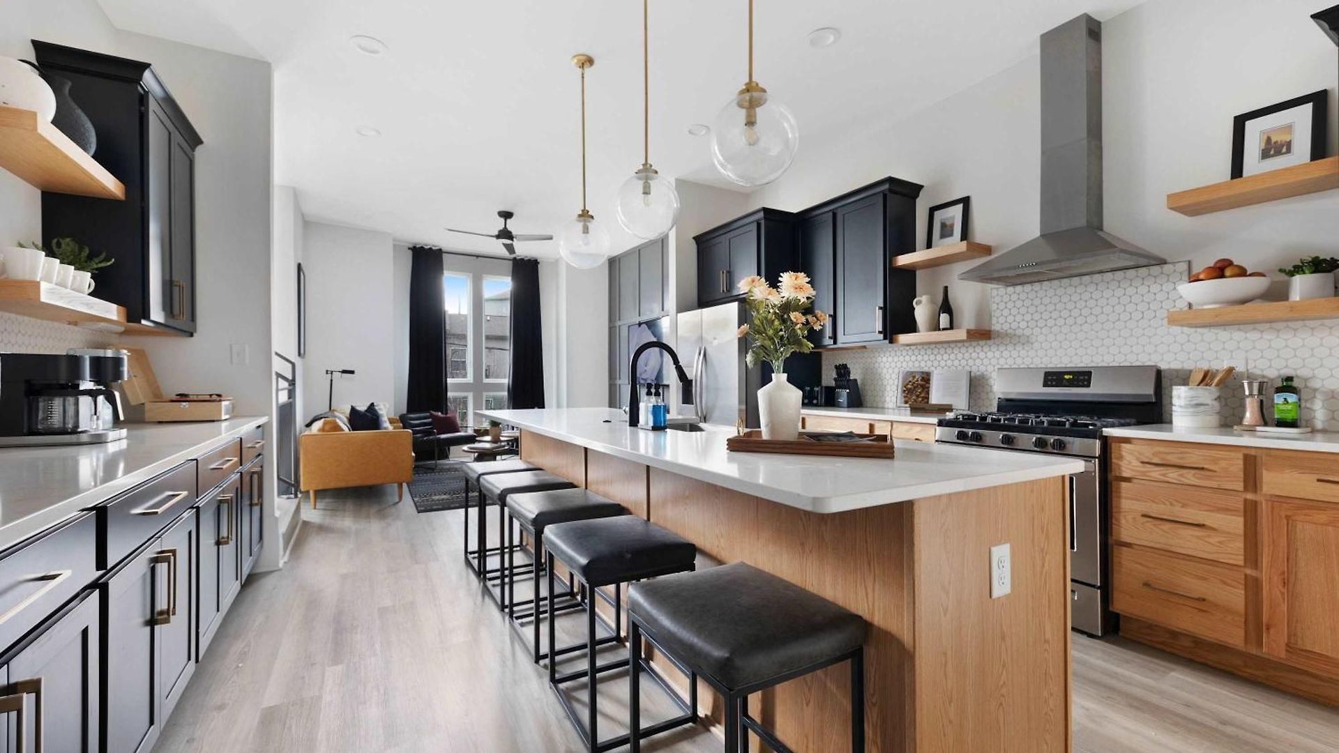The Bluestem - Stylish Design, Rooftop With Firepit! Holiday home