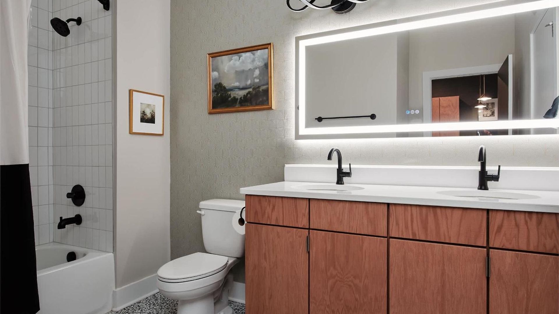 Dreamy With Fireplace, Rooftop, Gym, Parking, Sleeps 5 With King Bed, Sleeper Sofa, Hidden Bunk, Shared Rooftop And Gym, Free Dedicated Parking, Minutes To Broadway, Five Points & Grand Ole Opry, 24 Hr Hospitality Holiday home Nashville