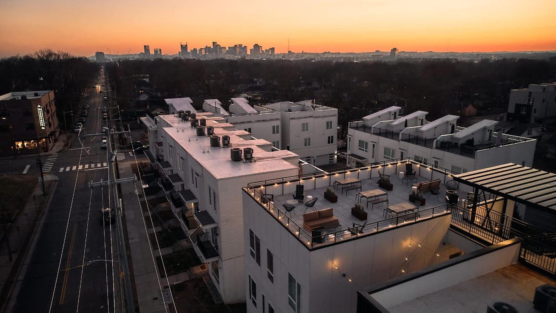 Holiday home Dreamy With Fireplace, Rooftop, Gym, Parking, Sleeps 5 With King Bed, Sleeper Sofa, Hidden Bunk, Shared Rooftop And Gym, Free Dedicated Parking, Minutes To Broadway, Five Points & Grand Ole Opry, 24 Hr Hospitality *