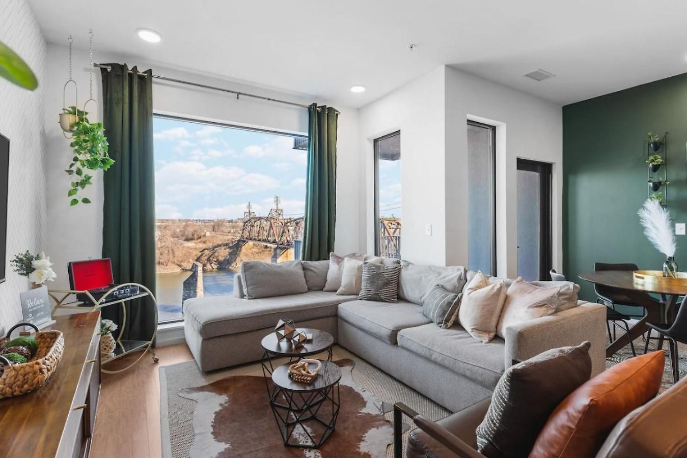 Luxury Riverview With Patio Walk To Broadway